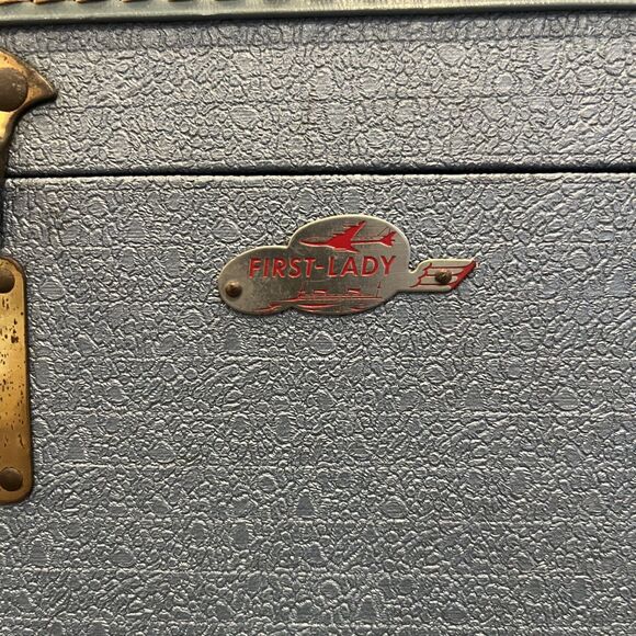 Rare First Lady 1960's Blue Train Case Pebbled, Pink Interior Riveted No Key - Picture 2 of 16
